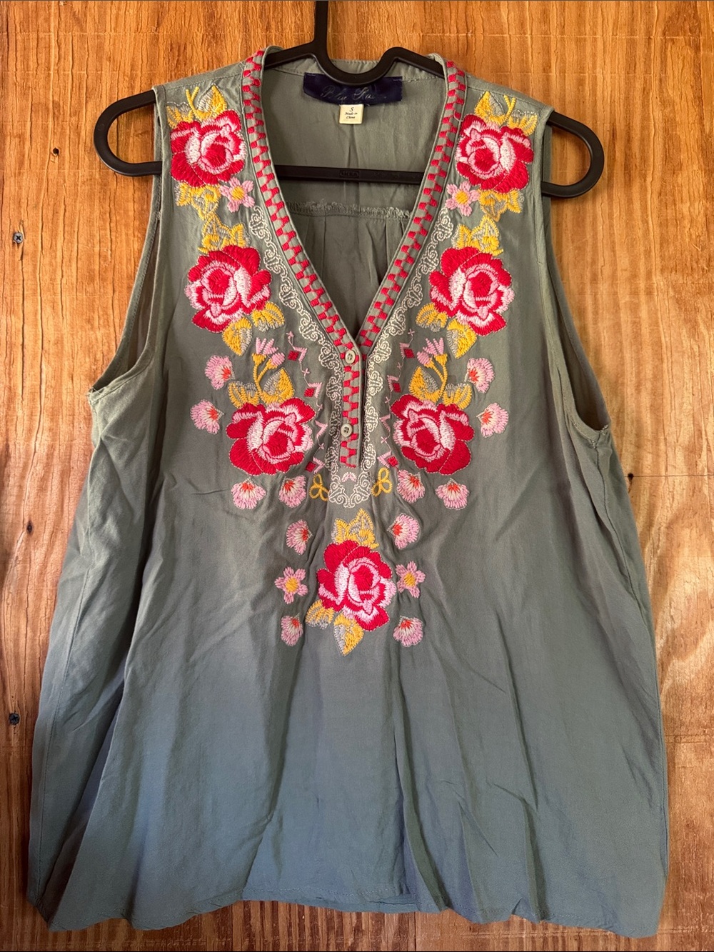 💚Embroidered Floral Sleeveless Tunic Top - Olive with Pink & Red